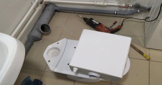 Установка напольного унитаза в Костомукше: монтаж под ключ от СантехДомКтм от 5249 рублей.
