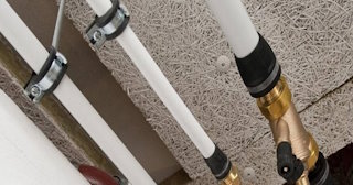 Замена труб водоснабжения в квартире: цена от 2100 руб. - СантехДомКтм